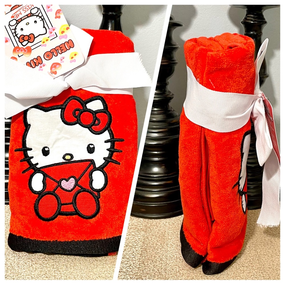 NWT Set of 2 HELLO KITTY Hand Towels